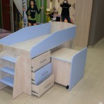 Кровать детская с выдвижным столом